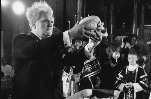 Ende einer Odyssee: Der Bildhauer Gustinus Ambrosi legt den Schädel Haydns 1954 feierlich in den Sarg. Foto: akg-images/Erich Lessing
