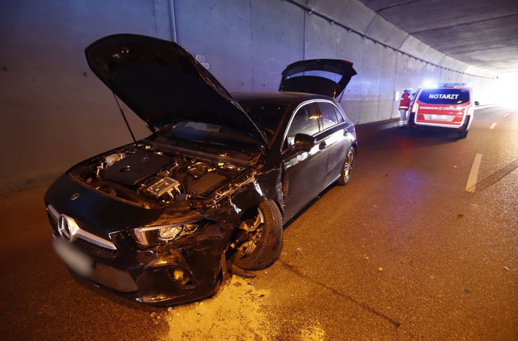 Der Falschfahrer rammte einen Daimler-Kombi im Tunnel.