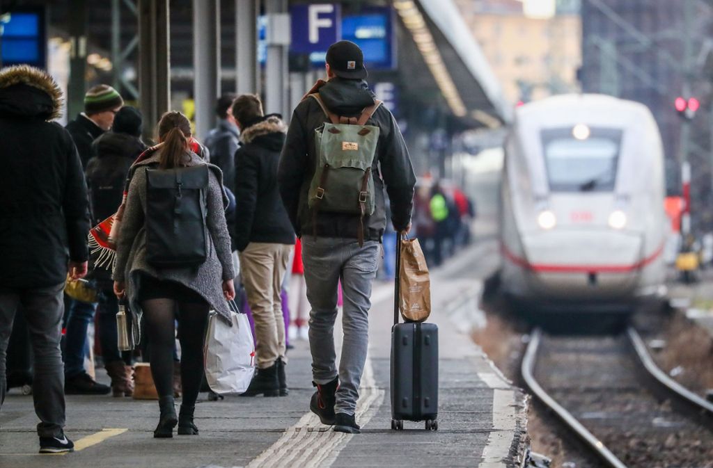 Bahnhof Celle: Mann raucht Zigarette – und rutscht unter abfahrenden ICE