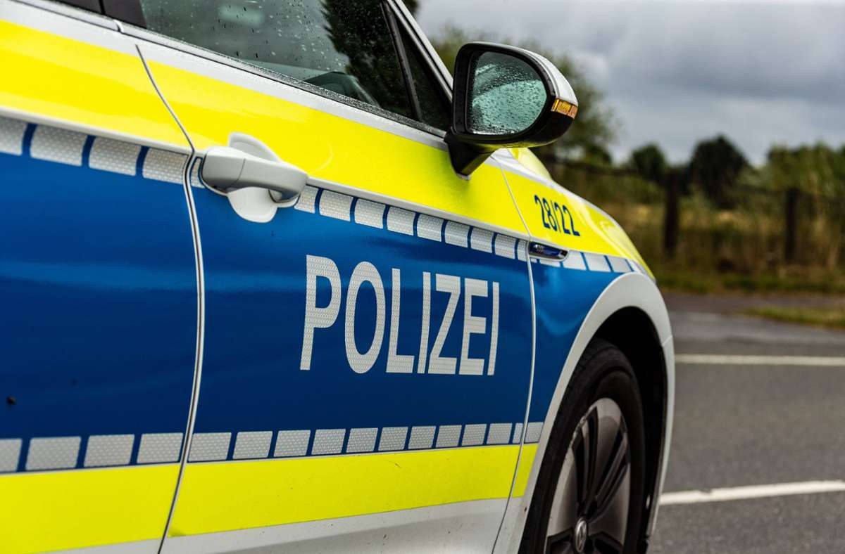 Polizei sucht Zeugen in Ostfildern: Zwei Verletzte nach Überholmanöver im Kreisverkehr