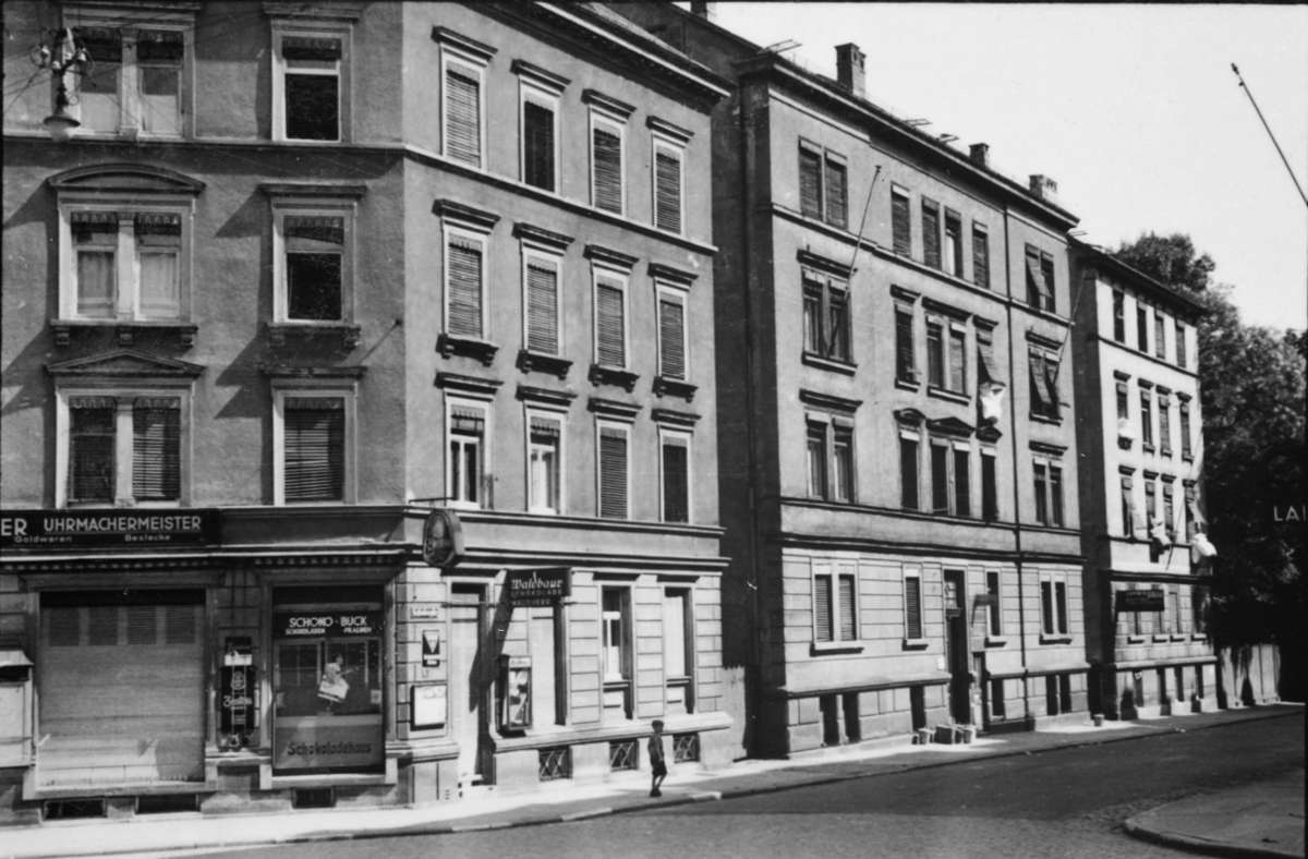 Szene aus der Hasenbergstraße 1942. Ob der kleine Junge gerade eben bei „Schoko Buck“ ins Schaufenster geguckt hat? Weitere Bilder aus der Schokoladenstadt Stuttgart zeigt die Fotostrecke.