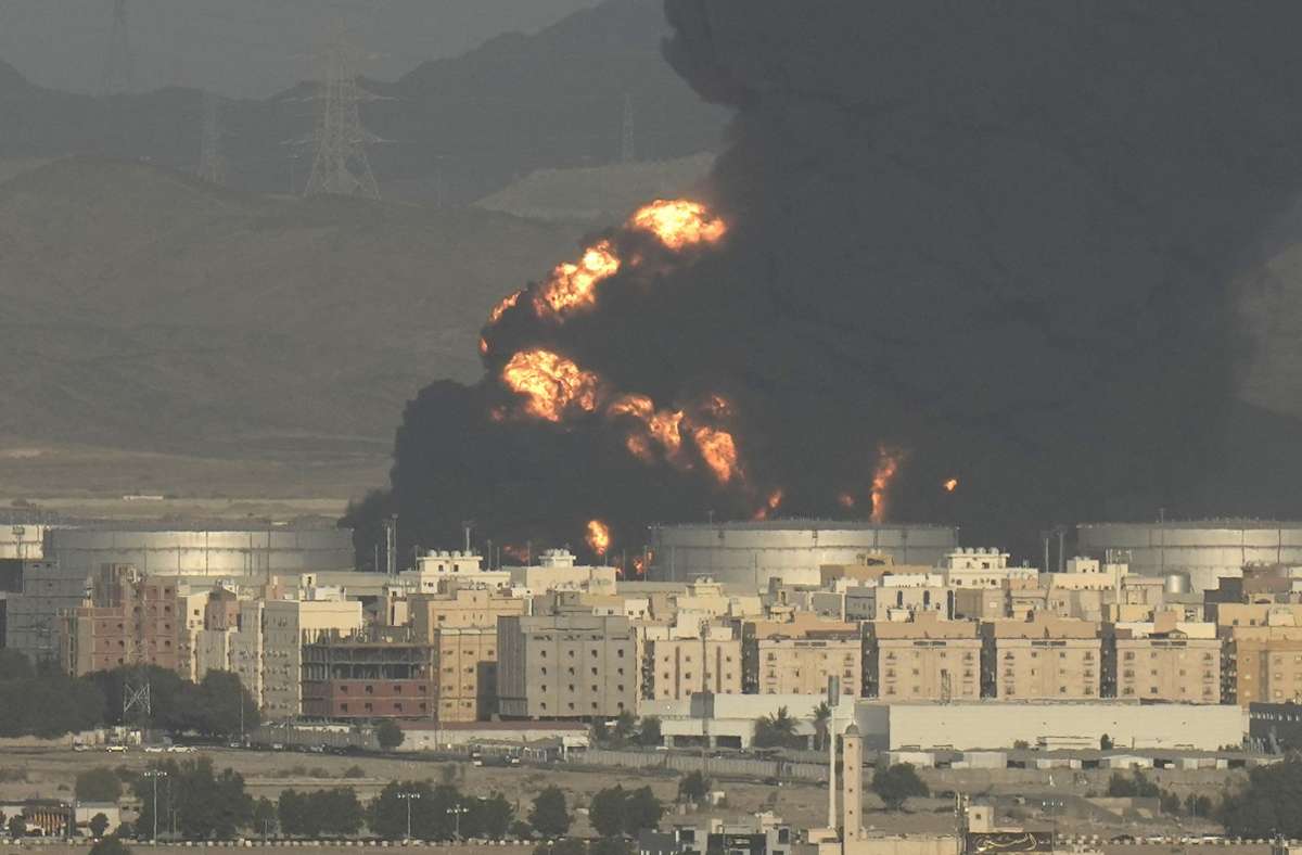 Saudi-Arabien: Rauchwolke über  Öl-Hafen - Huthis kündigen großen Angriff an