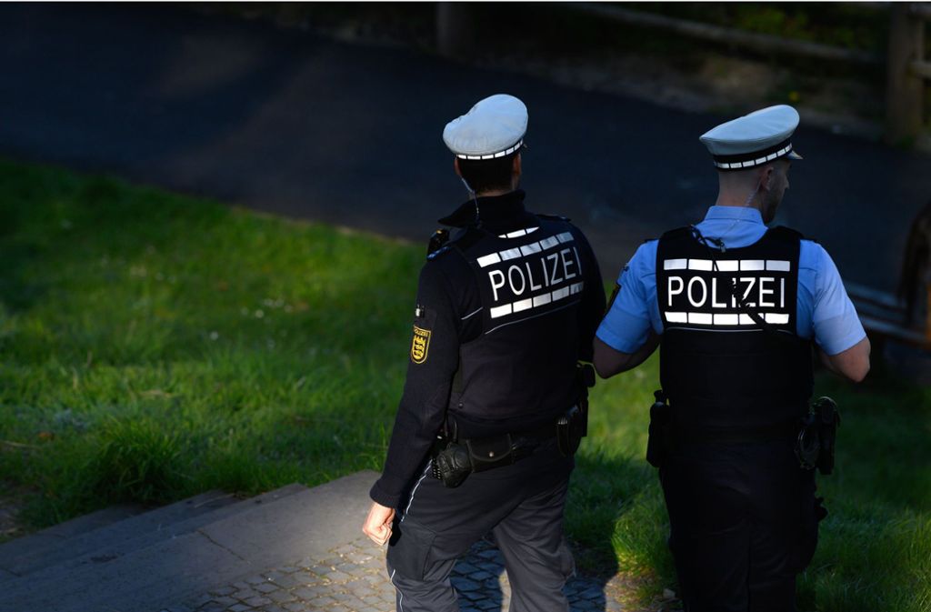 Corona-Kontrolle in Baden-Württemberg: Pärchen hustet Polizisten provokant an und droht mit dem Tod