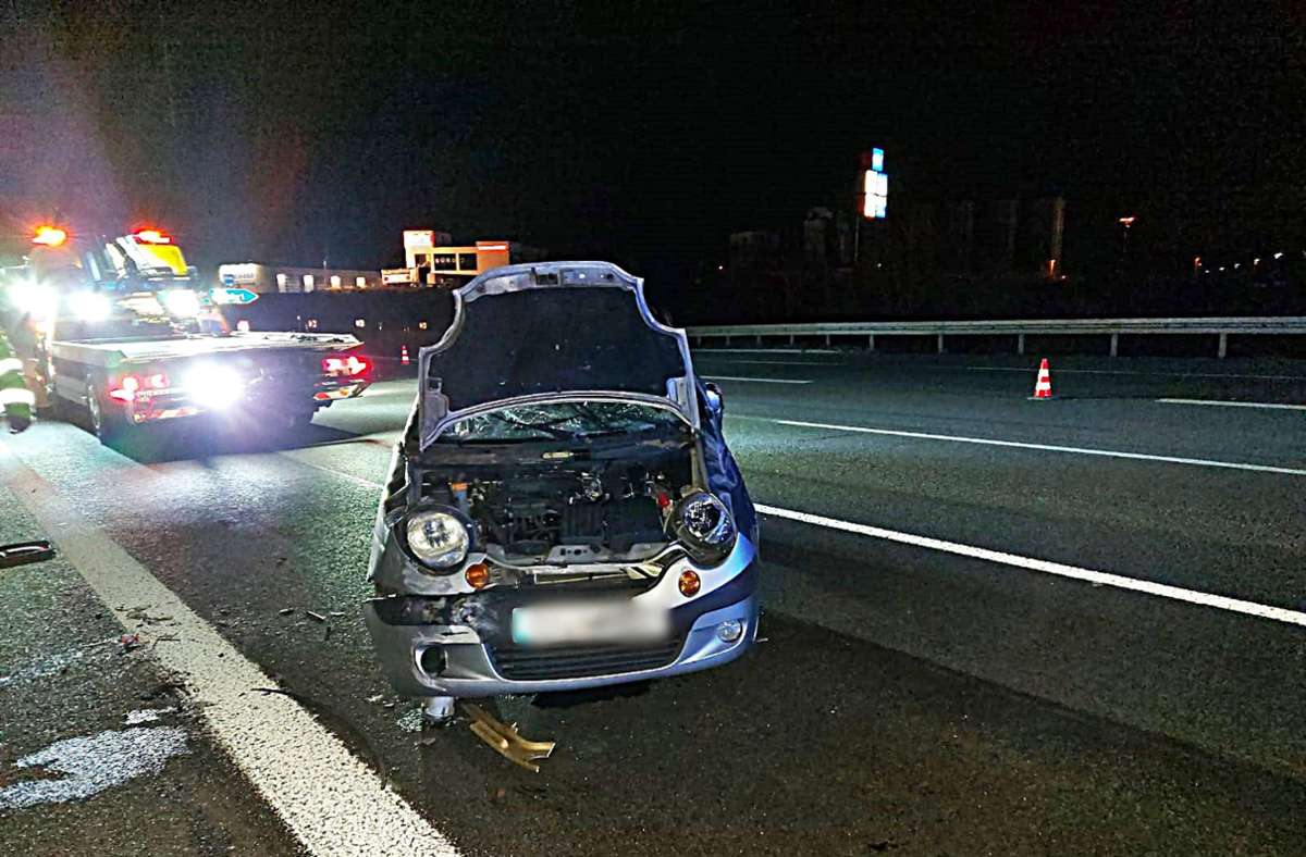 Wie die Polizei mitteilt, war die 20 Jahre alte Autofahrerin mit ihrem Wagen vom Fahrstreifen abgekommen und ...