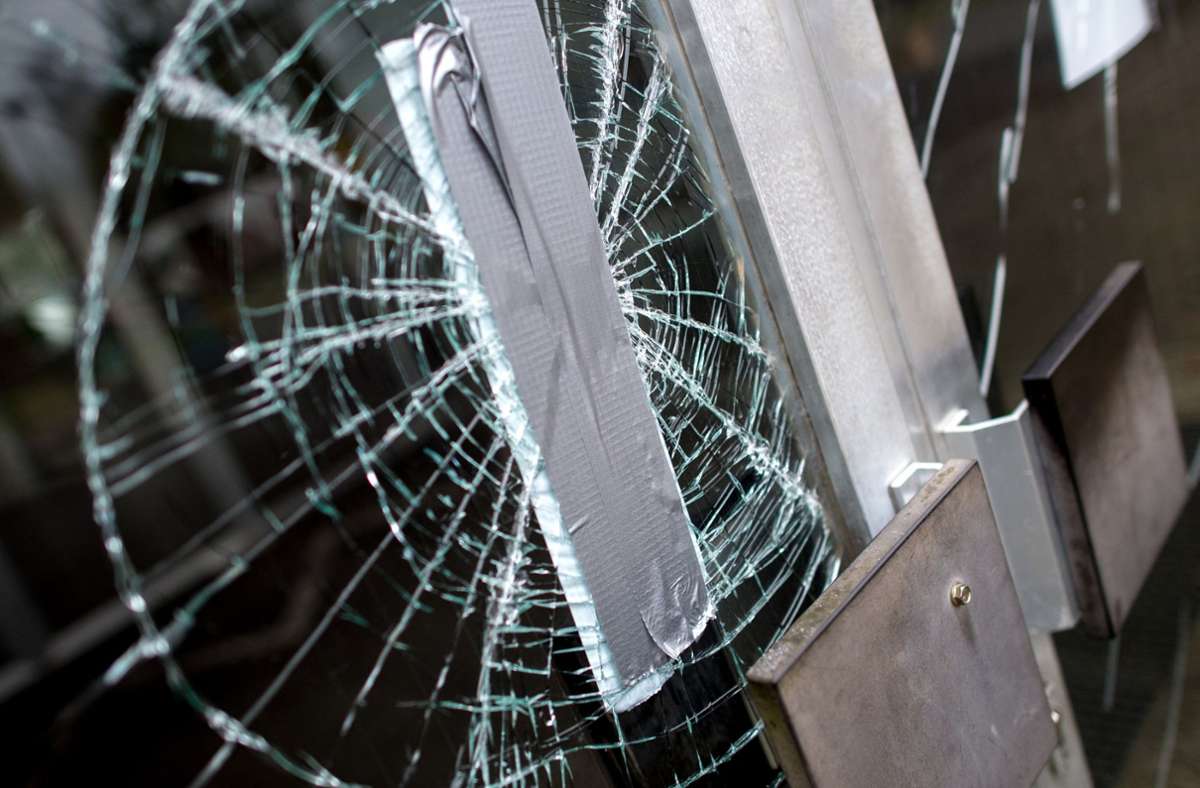 Die Jugendlichen schlugen mit einem Stein eine Fensterscheibe ein und gelangten so ins Gebäude. Foto: dpa/Hauke-Christian Dittrich
