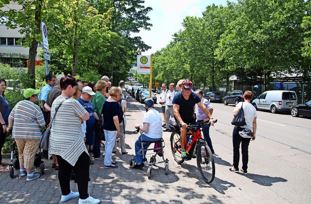 HedelfingenBegegnungen zwischen Radlern und Fahrgästen an den Neckartalwerkstätten bergen Risiken: Gefährliche Bushaltestellen für Behinderte