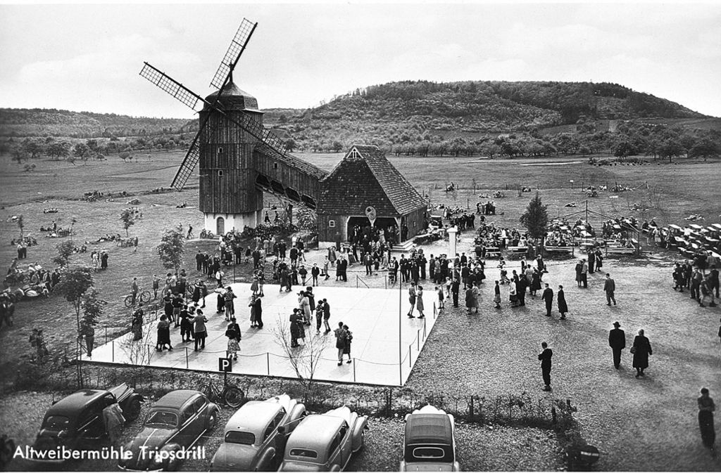 Mit der Altweibermühle (hier ein Bild der neu aufgebauten Mühle aus den 1950er Jahren) fing Ende der 1920er Jahre in Treffentrill im Zabergäu alles an. Eine Mühle mit Rutsche, ein Tanzboden – und Tripsdrill war geboren.