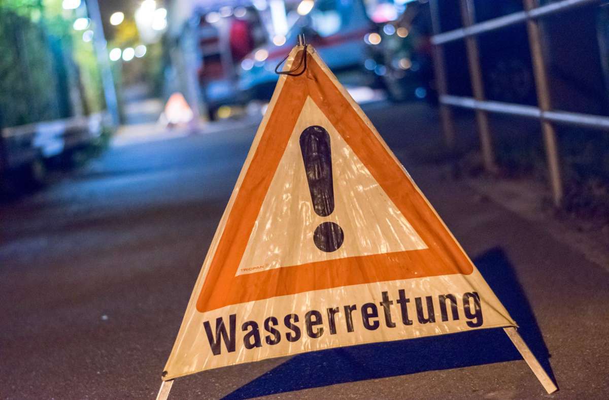 Oberhausen-Rheinhausen: Campingbus rutscht in Kanal - 22-Jährige stirbt
