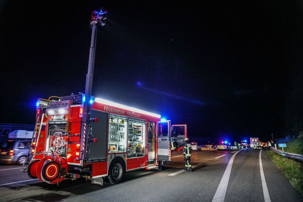 23.07.2019 Ein Auto ist auf der A8 beim Kreuz Stuttgart gegen die Leitplanke und einen Betonteiler geprallt.
