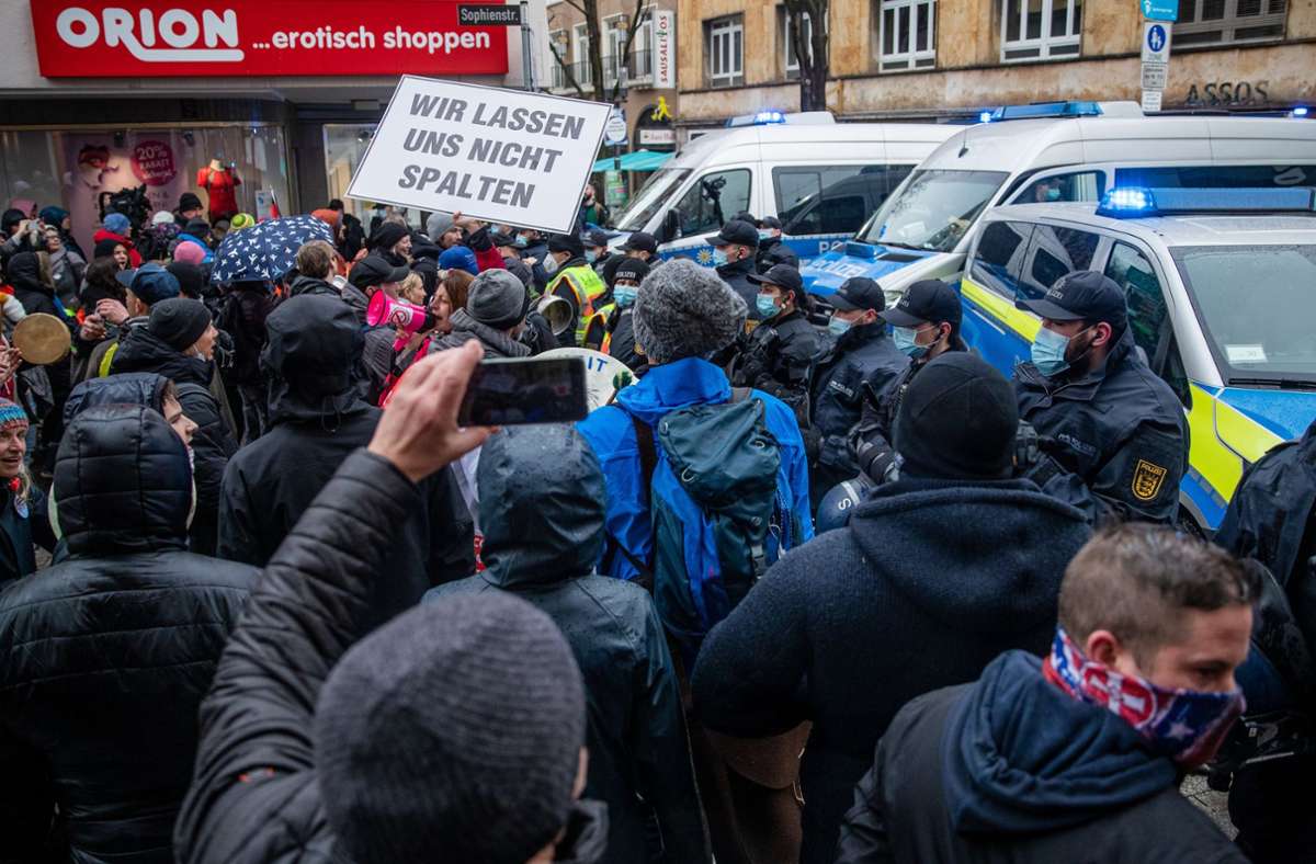 Proteste gegen Corona-Politik in Stuttgart: Katz- und Mausspiel mit der Polizei – Angriffe auf Medienvertreter