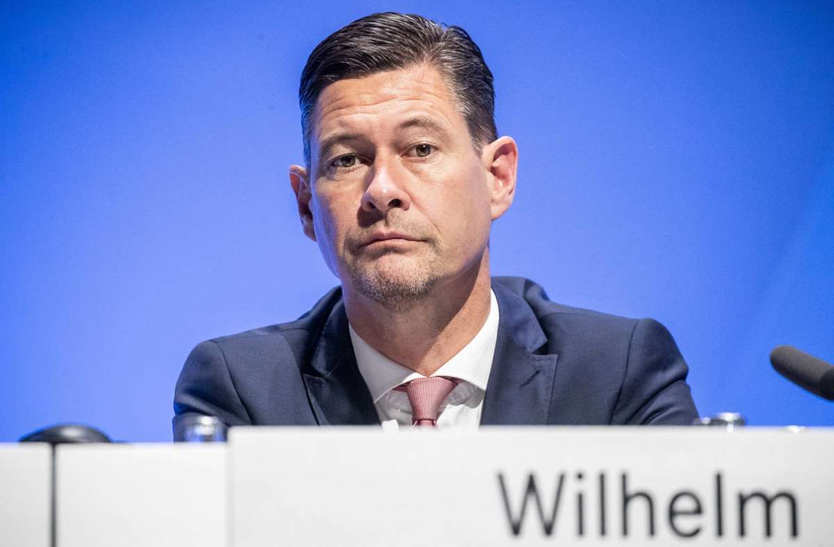 Harald Wilhelm ist seit April 2019 Daimler-Vorstand, zuständig für Finanzen und Controlling sowie für den Mobilitätsdienstleister Daimler Mobility. Der 54-Jährige ist Diplom-Kaufmann und arbeitete vor seiner Zeit bei dem Autobauer lange für die Airbus Group. Sein Gehalt lag 2020 bei drei Millionen Euro.