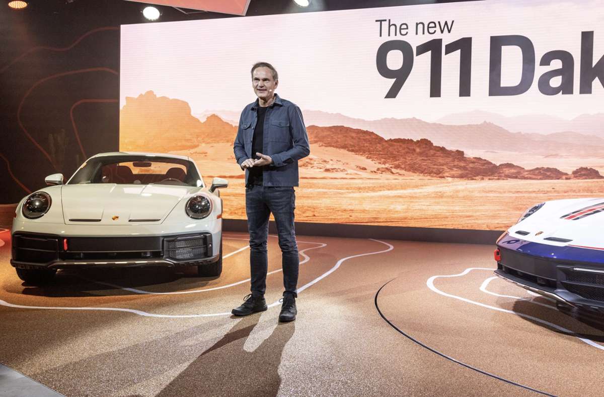 Luxus aus Zuffenhausen: Porsche-Chef Oliver Blume zeigt auf der Los Angeles Auto Show den Porsche  911 Dakar. Das Fahrzeug wird in einer limitierten Serie von 2500 Exemplaren auf den Markt gebracht.
