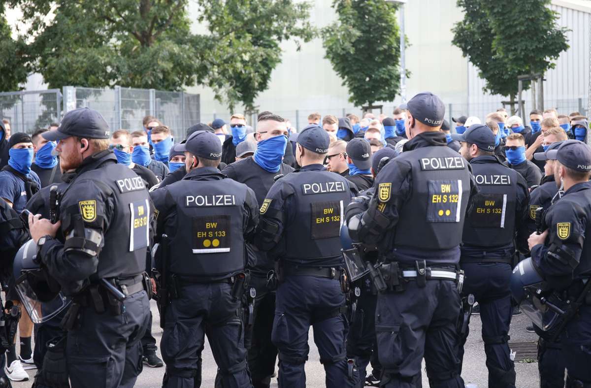 Stuttgarter Kickers gegen SSV Reutlingen: Polizisten bei Risikospiel beleidigt und angegriffen