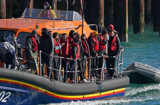 Die Küstenwache bringt Flüchtlinge an Land, die aus einem Schlauchboot gerettet wurden. Foto: dpa/Gareth Fuller