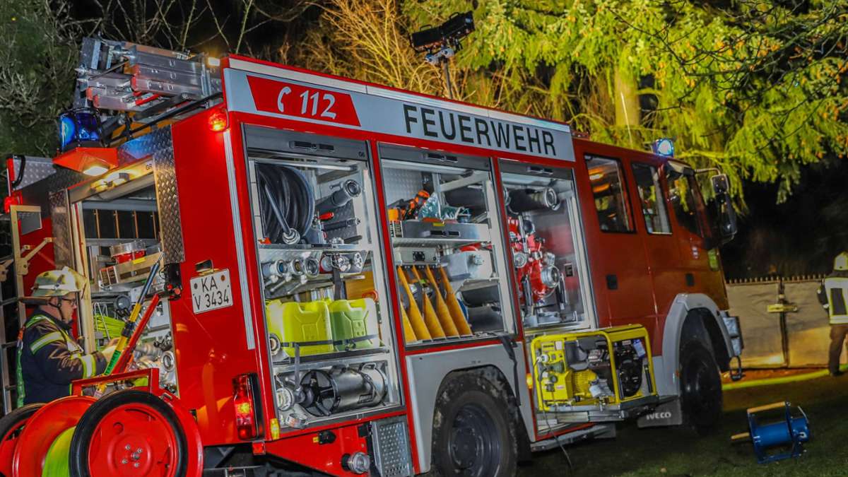 Karlsruhe: Zwei Gartenhütten binnen Minuten in Brand –  mögliche Brandstiftung