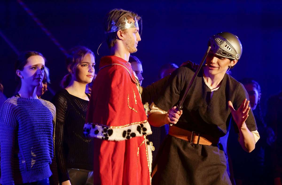 Fynn Lörcher (rechts) spielt Pippin, Sören Stiegler schlüpft in die Rolle von König Karl.