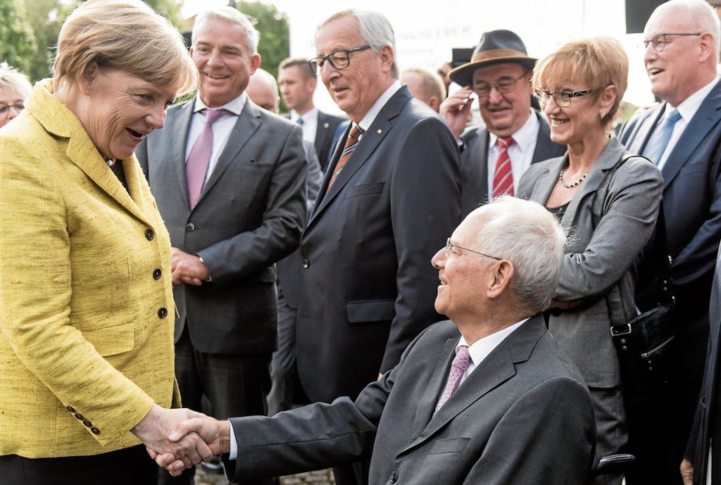 Wolfgang Schäuble feiert in Offenburg - Kanzlerin Merkel überreicht dem Finanzminister im Namen der CDU ein Buch Bonhoeffers: „Neue Einsichten“ zum 75. Geburtstag
