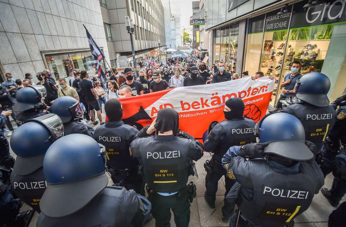 Gegendemo in Stuttgart: Demonstranten blockieren AfD-Veranstaltung im Stuttgarter Rathaus