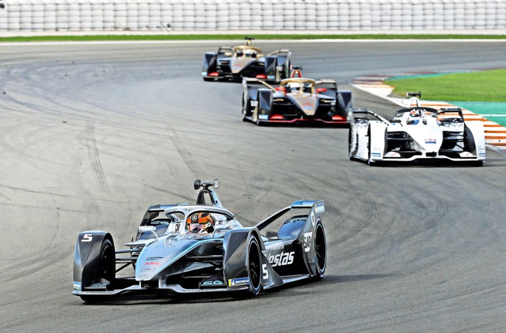 Die Formel-E-Autos (vorne ein Mercedes) könnten bald auch in Stuttgart um den Sieg fahren. Foto: imago/Kräling
