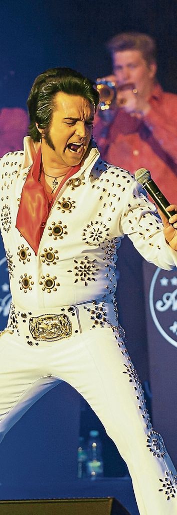 Nils Strassburg präsentiert im Stuttgarter Beethovensaal eine mitreißende „Elvis-Symphonic & Gospel“-Show: Der Leonberger „King“ rockt die Liederhalle