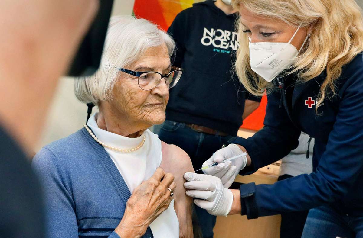 Corona-Impfstart in Baden-Württemberg: Wilhelmine Betz zuckt nicht einmal