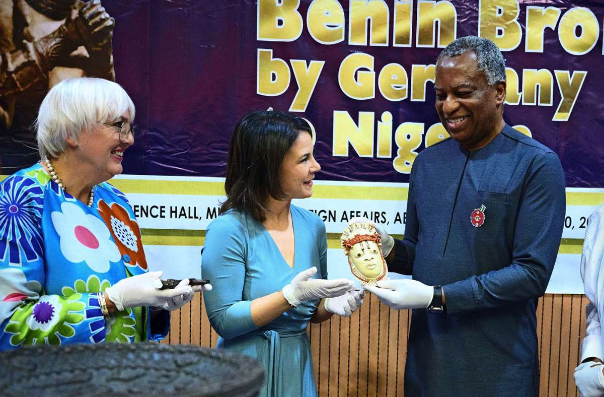 Ein Bild, das am Dienstag um die Welt ging: Bundesaußenministerin Annalena Baerbock und Kunststaatsministerin Petra Roth überreichen dem nigerianischen Außenminister Georffrey Onyeama die Maske aus dem Linden-Museum.