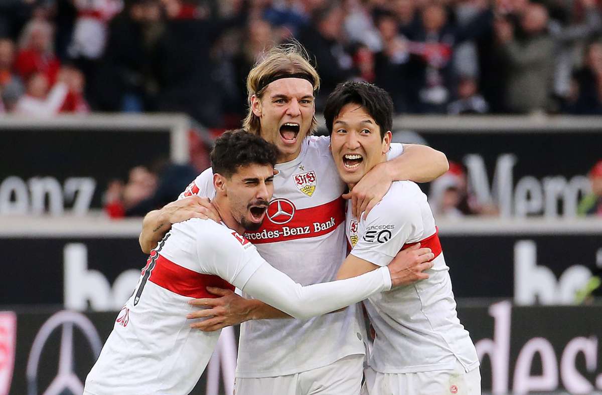 Jubel hoch drei: Genki Haraguchi (rechts) freut sich mit den beiden VfB-Torschützen Borna Sosa und Gil Dias (links).