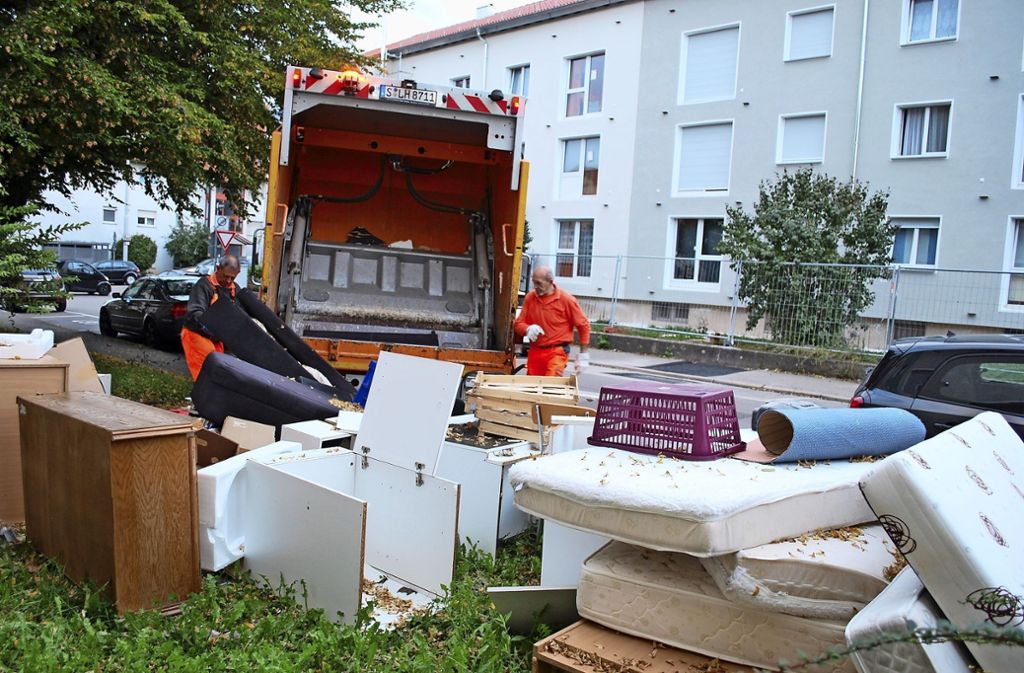 Die AWS-Mitarbeiter müssen auch in Untertürkheim ordentlich anpacken: Sperrmüllabfuhr: Muckibude überflüssig