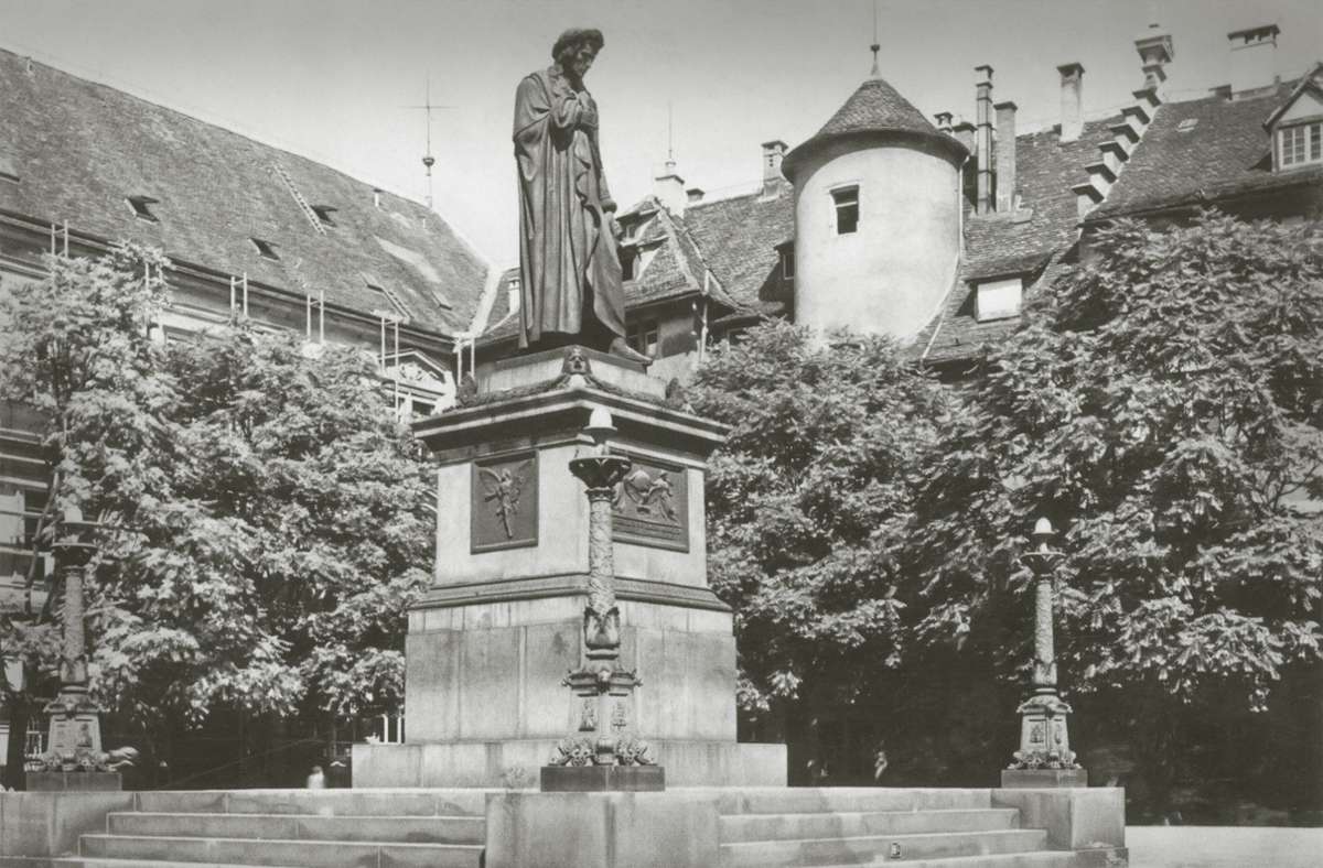 Ursprünglich säumten vier Kandelaber das Schillerdenkmal. 1945 sind sie verschwunden, nun sind zwei der Säulen wieder aufgetaucht.
