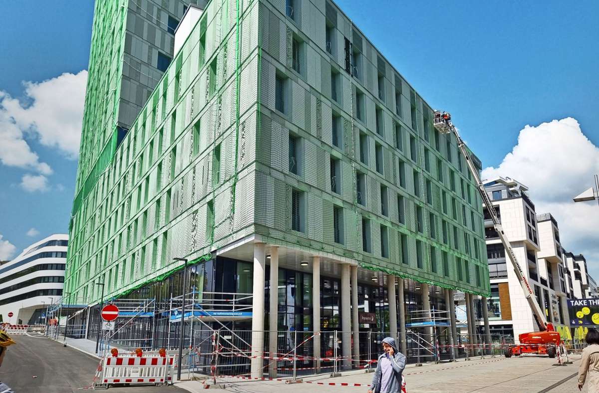 Vorfall an Hotelturm in Stuttgart: Darum ist die Hotelfassade am Mailänder Platz verhüllt