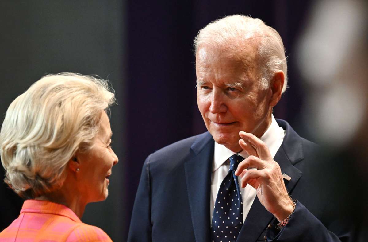 US-Präsident Joe Biden und Ursula von der Leyen, Präsidentin der Europäischen Kommission, unterhalten sich beim G20-Gipfel.
