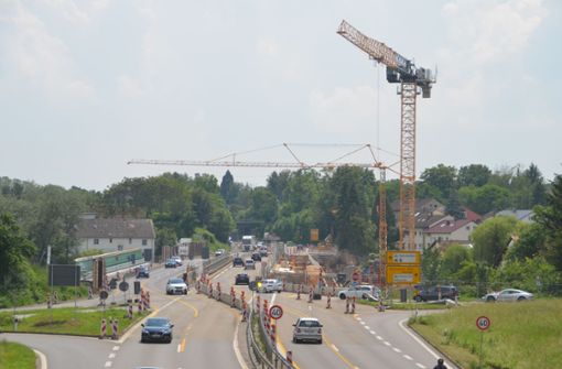 Die Baustelle an der Gumpenbachbrücke, hier ein Bild aus dem Sommer 2021,  ist (fast) passé. Foto: Marius Venturini