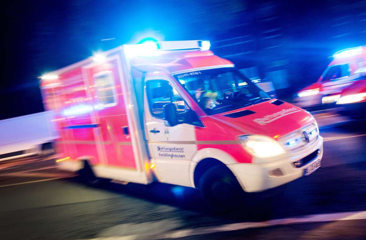 Arbeitsunfall in Laupheim: Lastwagenfahrer wird eingeklemmt und schwer verletzt