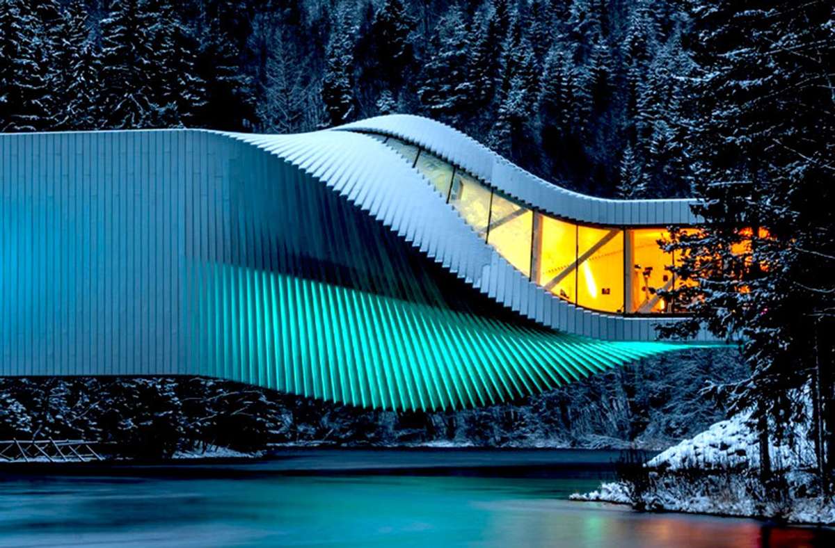 The Twist nennen BIG diesen  Museumsneubau in einem norwegischen Skulpturenpark,  2019  eröffnet.  Das mit Aluminiumblech verkleidete Kistefos Museum, so der offizielle Name, wird selbst zur Skulptur, indem es sich  gymnastisch um die eigene Achse dreht und einen Fluss überbrückt.