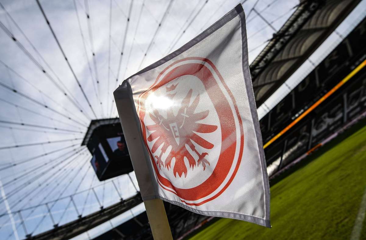 Eintracht Frankfurt: Fans der Eintracht müssen für das neue Heimtrikot glatte 90 Euro zahlen. Das Bundesliga-Logo kostet drei Euro, ein Spielerflock 15 Euro.