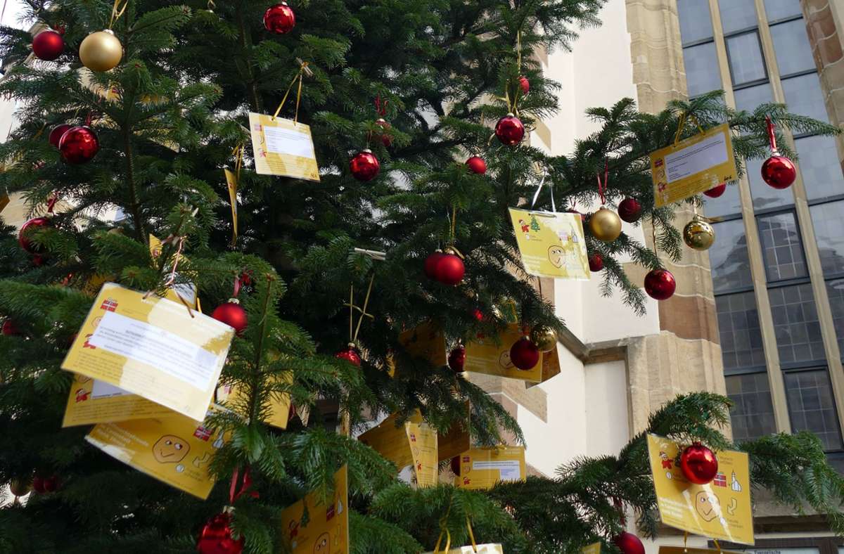Noch gibt es Wunschzettel an dem Weihnachtsbaum vor der Stadtkirche. Foto: z