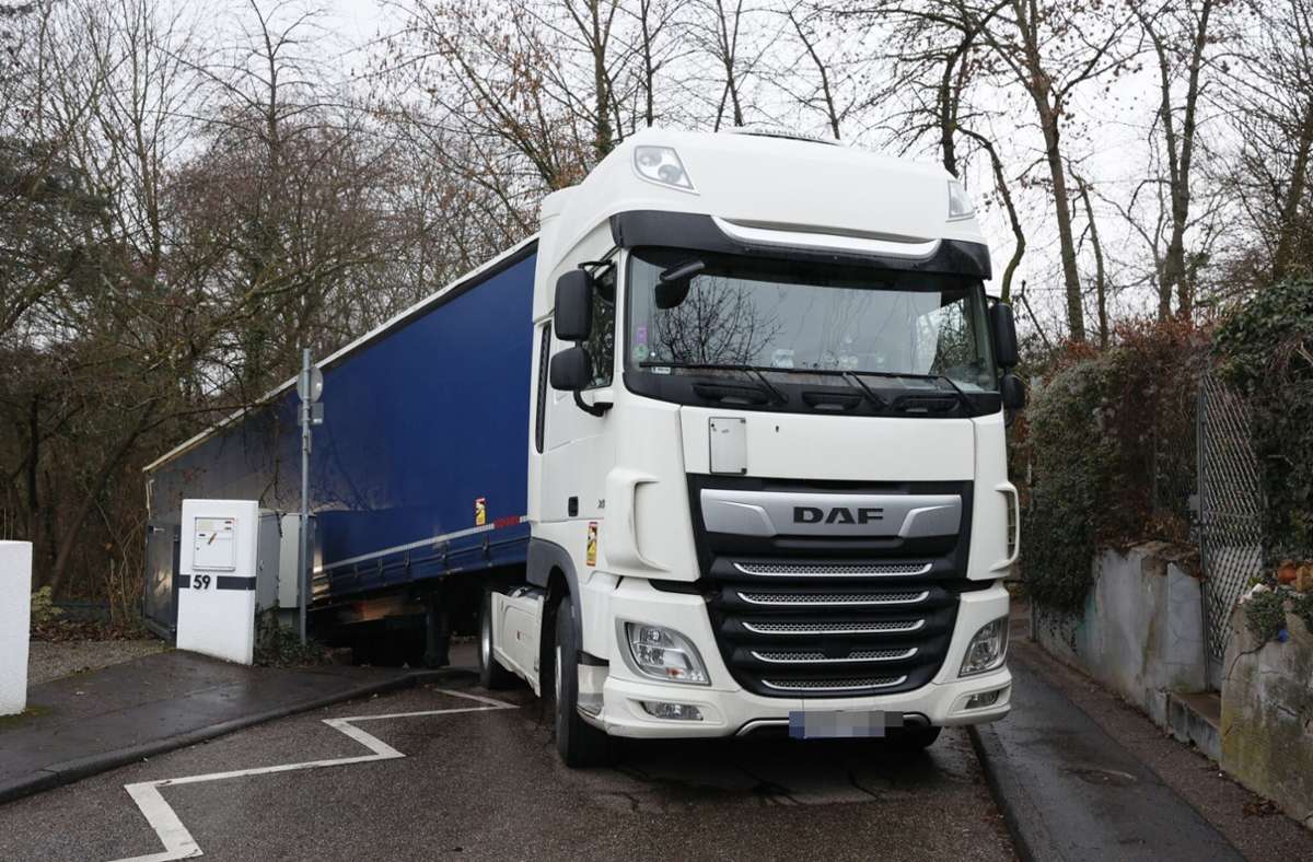 Ludwigsburg: Lastwagen steckt in Wohngebiet fest