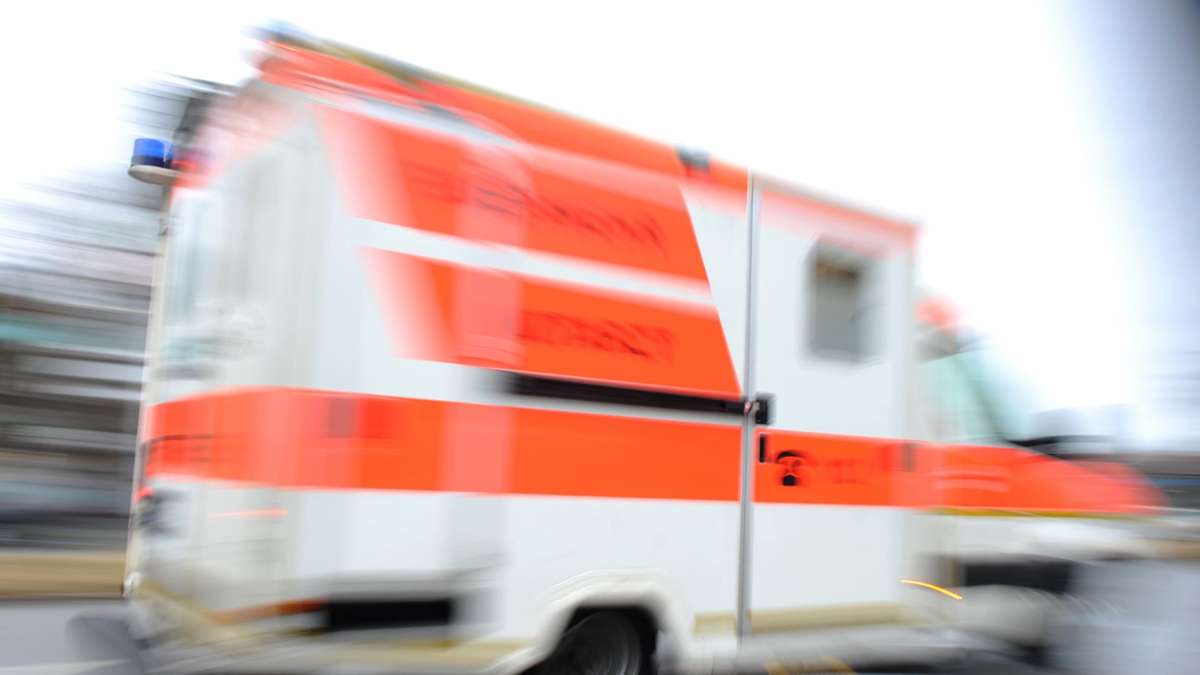 Unfall auf A8 bei Karlsruhe: Auto überschlägt sich auf eisglatter A8 - Fahrerin leicht verletzt