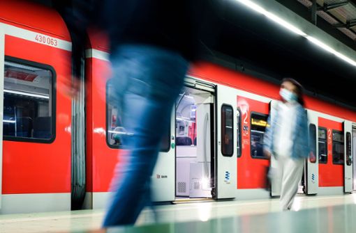 In der S-Bahn soll der Mann die Frau sexuell belästigt haben (Symbolbild). Foto: imago images/Lichtgut/Max Kovalenko