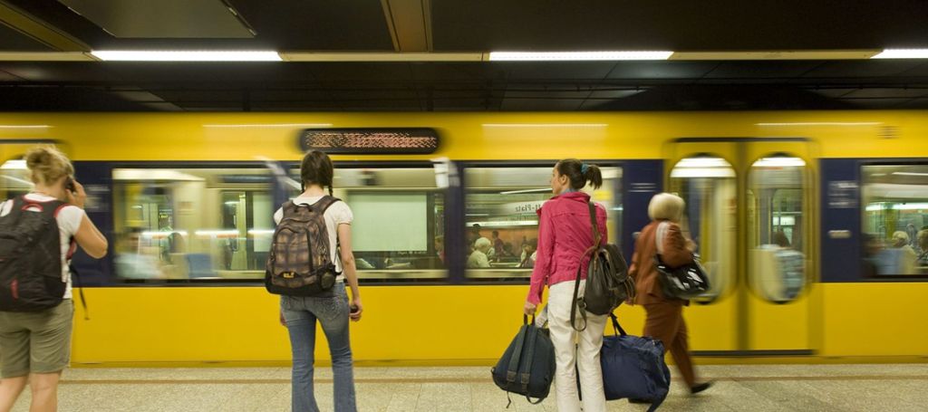 Fahrgäste mussten aus Zug evakuiert werden: Stadtbahn bleibt im Tunnel liegen