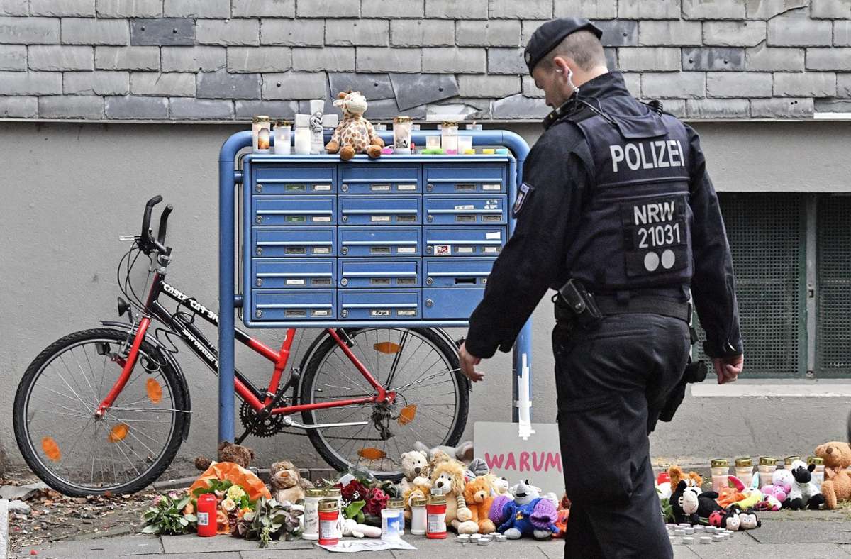 Ein Polizist steht in Solingen vor dem Haus, in dem fünf Kinder tot aufgefunden wurden. Als Täterin steht die Mutter in Verdacht. Foto: AP/Martin Meissner