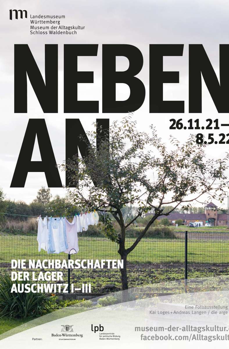 Plakat der Ausstellung „Nebenan“ im Museum der Alltagskultur – Schloss Waldenbuch“