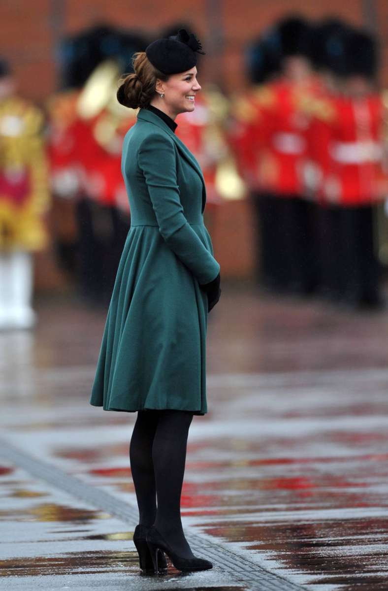 2013: Zu Ehren St. Patrick’s – Herzogin Kate  bei den „Irish Guards“. In dem Mantelkleid von Emilia Wickstead hat auch ihr Babybauch Platz.