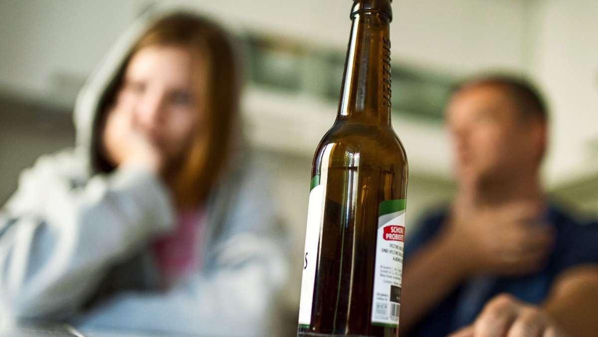 Hilfe für Kinder alkoholsüchtiger Eltern: Wenn Mama  an der Flasche hängt