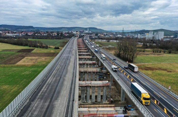 48 000 Tonnen: A6-Brücke bei Heilbronn wird am Stück verschoben