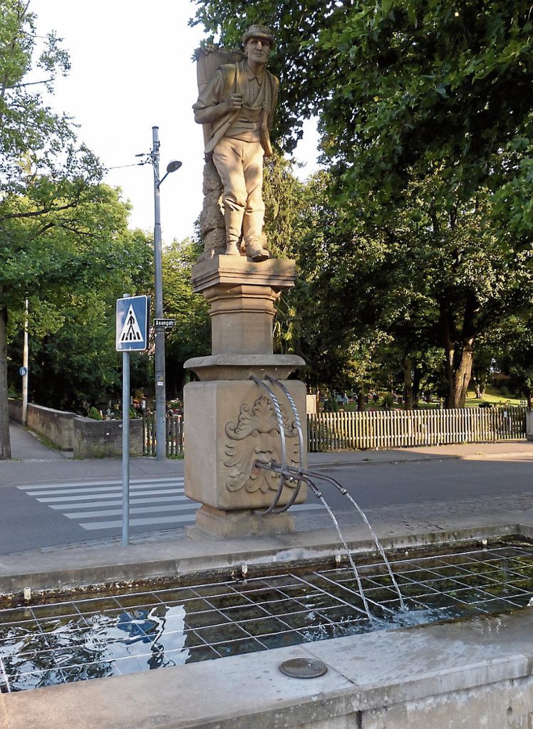 Der Urbanbrunnen ist ein Denkmal für den Schutzpatron der Wengerter. Seit wenigen Tagen fließt am Uhlbacher Platz wieder das Wasser.