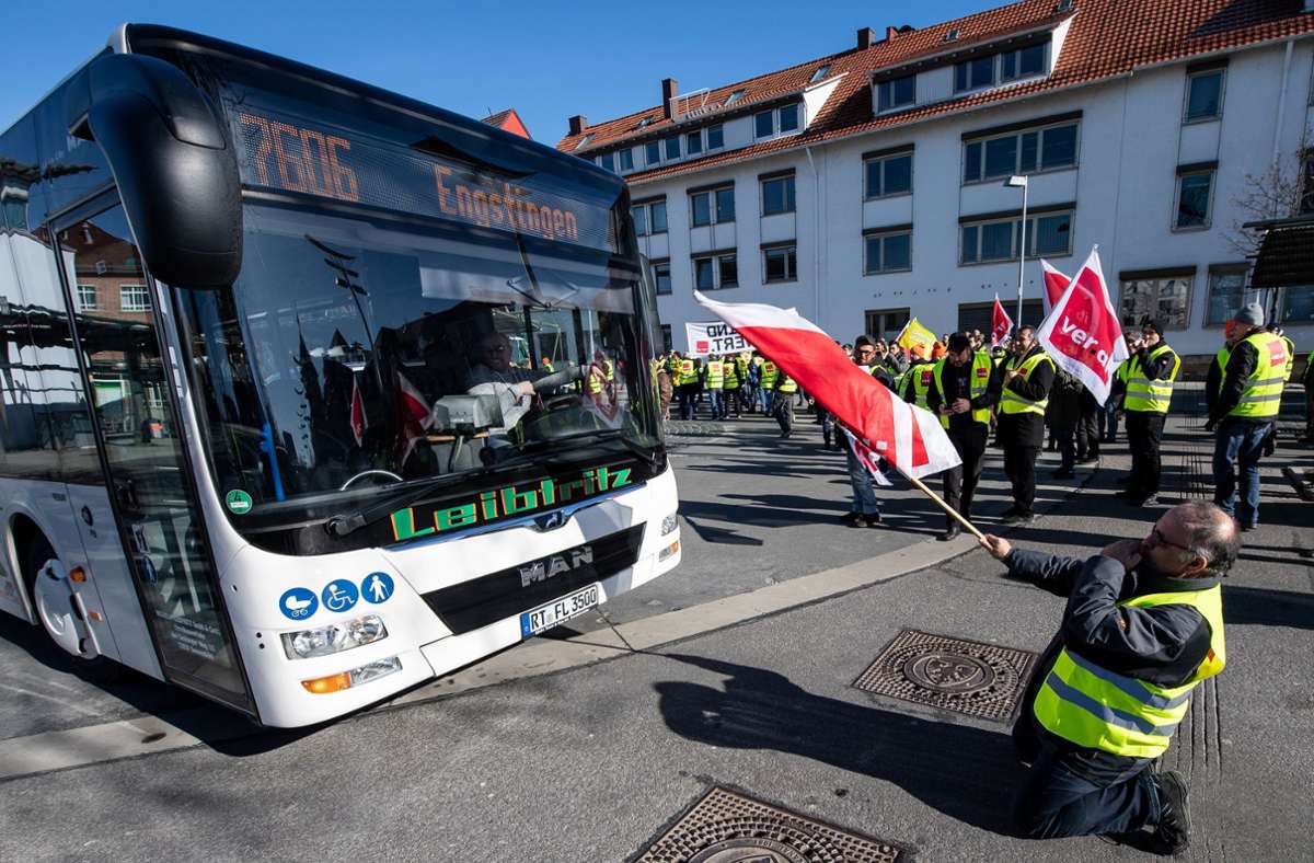 Im privaten Omnibusgewerbe wird wieder gestreikt (hier eine Szene in Reutlingen aus dem Tarifkonflikt  im Februar 2019). Foto: dpa/Fabian Sommer