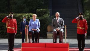 Lobeshymnen und herbe Kritik an Merkels Politik