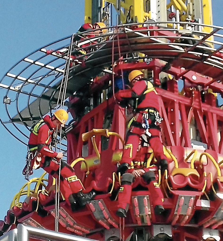 Die Höhenrettung der Feuerwehr nutzt das Volksfest für ihre Zwecke: Übungseinsatz am Freifallturm