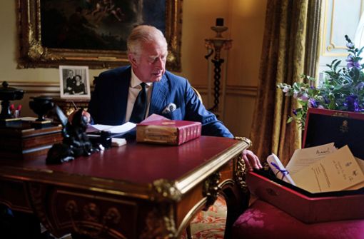 Es ist das erste Bild von König Charles III. und der „rote Kiste“ mit den Regierungsdokumenten. Foto: dpa/Victoria Jones